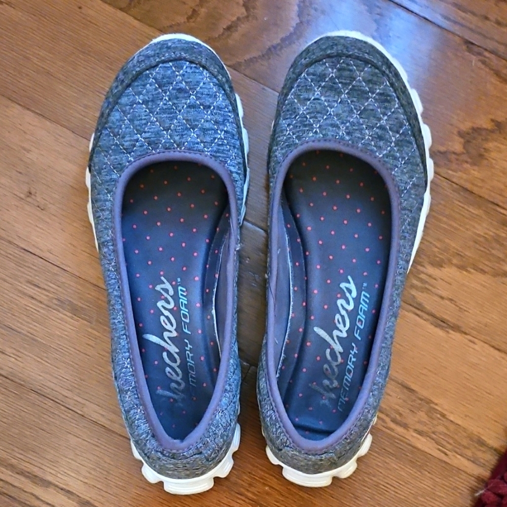 🎉HP🎉 Skechers Quilted Gray Slip-On Flats
